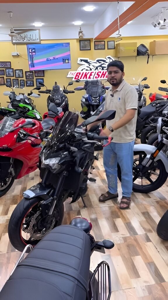How to Choose Your First Superbike (2026 Beginner's Guide) Beginner Rider Ek Superbike Ke Saath Showroom Ya Road Par Picsart AiImageEnhancer 575x1024