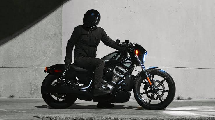 Common Mistakes New Superbike Riders Make (2026 Complete Guide) Beginner Rider With A Superbike Looking Confused 2