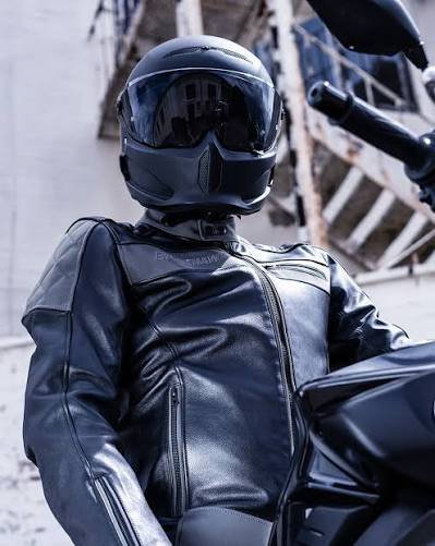 Common Mistakes New Superbike Riders Make (2026 Complete Guide) Confident Rider Wearing Full Gear On A Superbike