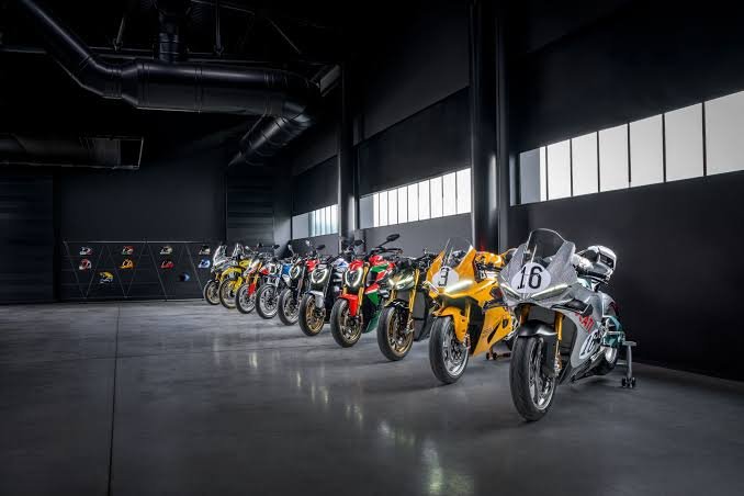 The Evolution of Superbikes: From the 1980s to 2026 Evolution Timeline 1980s Superbike ➜ 2026 Superbike Side By Side