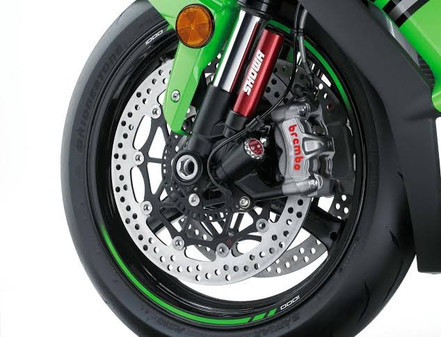 Kawasaki Ninja ZX-10R Complete Review (2026): The Ultimate Superbike for Speed Lovers Front Suspension Aur Brembo Brakes Ka Close Up