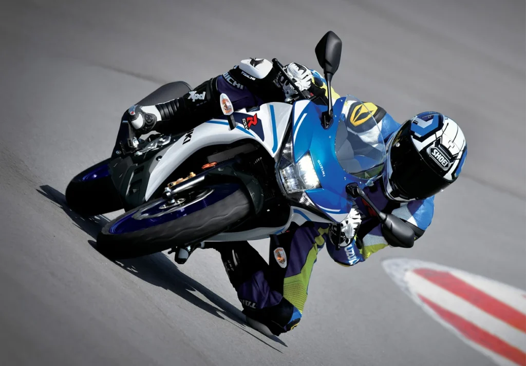 Common Mistakes New Superbike Riders Make (2026 Complete Guide) Rider Accelerating Hard On A Superbike 1024x713