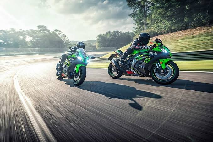 Kawasaki Ninja ZX-10R Complete Review (2026): The Ultimate Superbike for Speed Lovers Rider Highway Ya Track Par ZX 10R Chala Raha Ho